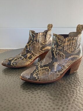 Wandering coyote real snakeskin booties size 8